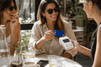 Beitragsbild zeigt die BBVA Kreditkarte beim Bezahlen am Terminal