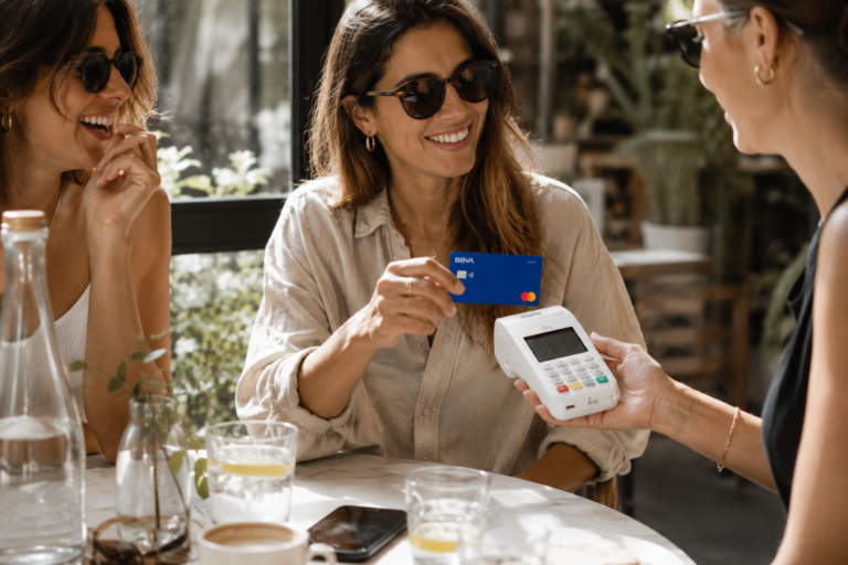Beitragsbild zeigt die BBVA Kreditkarte beim Bezahlen am Terminal