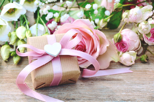 Vorschaubild für Newsbeitrag zum Thema Neukundenaktionen für Kreditkarten im März symbolisiert dies einem Tulpenstrauß, Ostereiern und einem Schmetterling