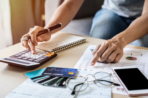 Beitragsbild zeigt einen Arbeitstisch mit einem Rechner und Formulare
