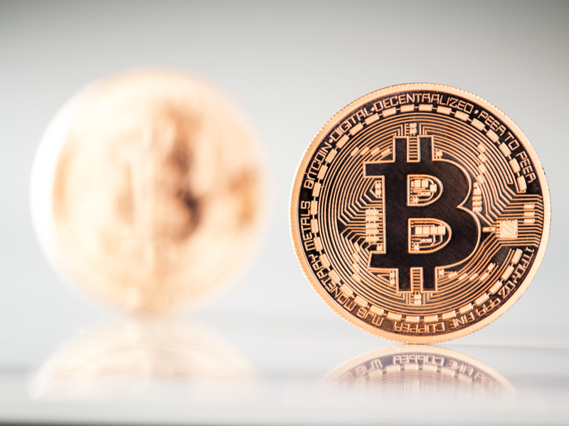 Bitcoinmünze gespiegelt