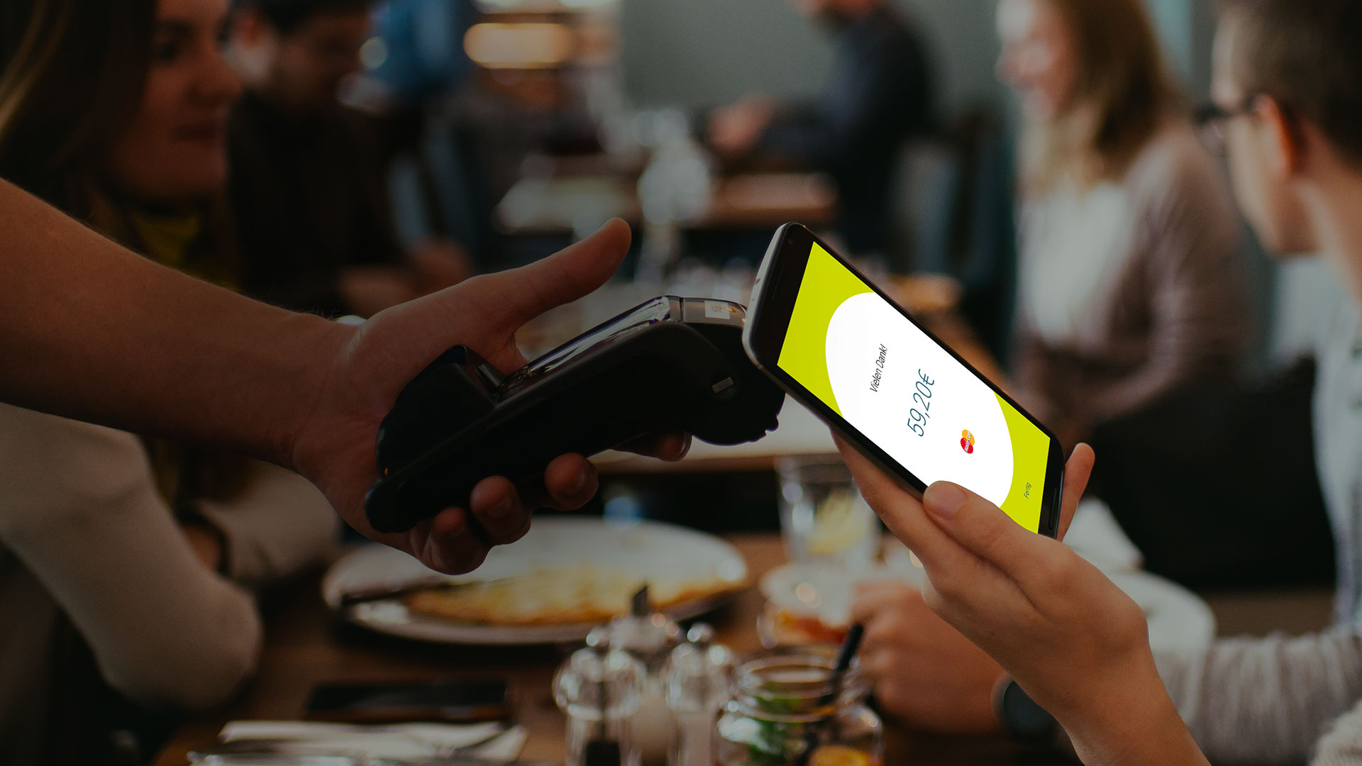 Nutzer hält Smartphone mit boon.-App an Kassenterminal