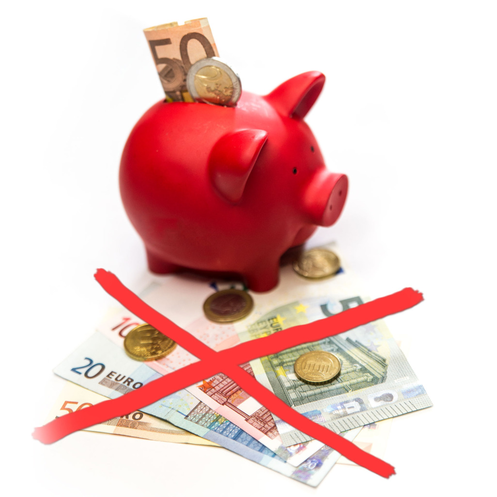 Rotes Sparschwein mit 50-Euroschein