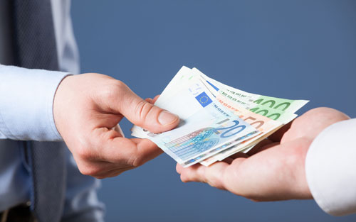 geld-verleihen-scheine-uebergeben