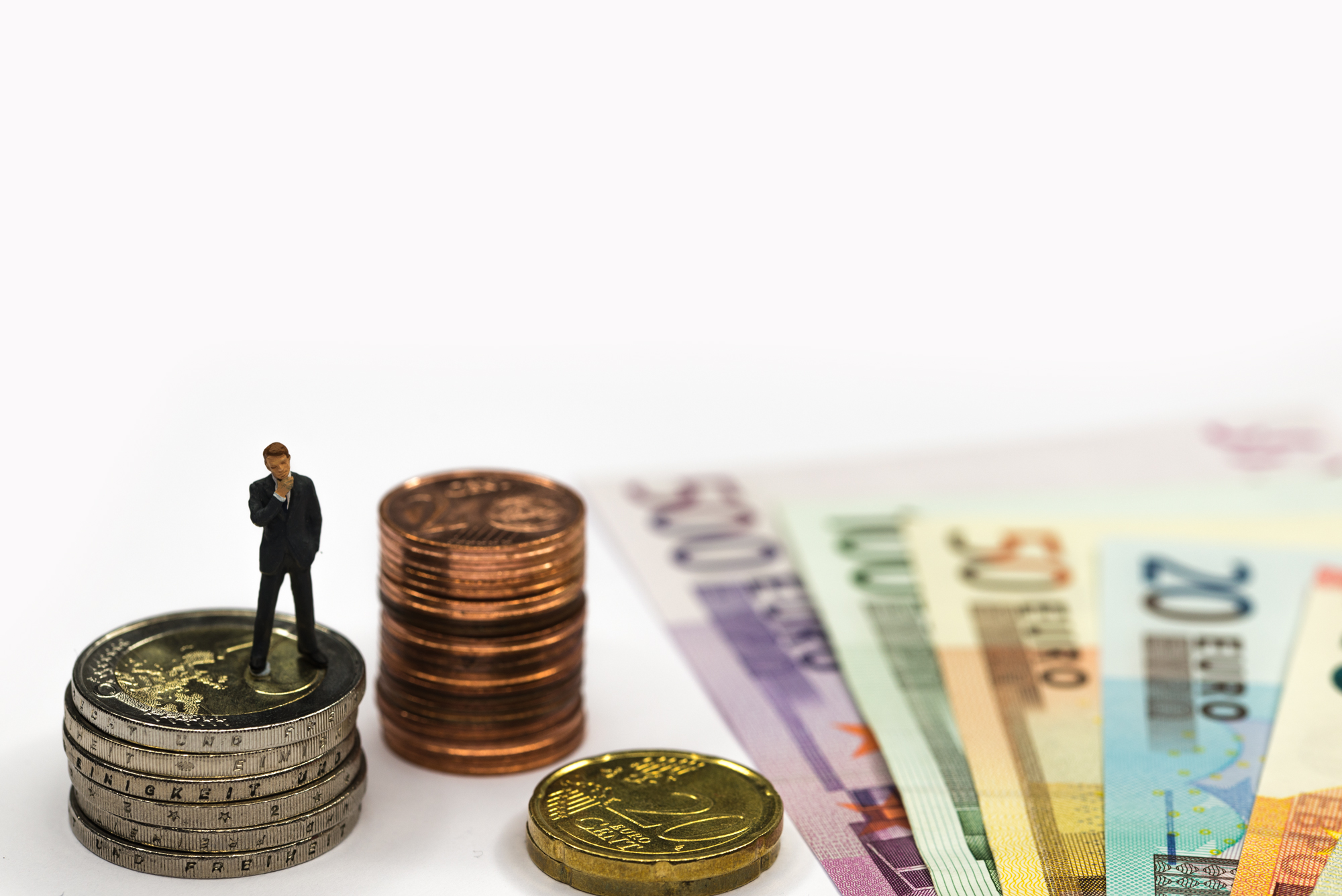 Männerfigut steht auf Bargeld