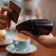 22 (fast) kostenlose Kreditkarten im Test 2025: Keine Jahresgebüh-ren, aber teure Zinsen